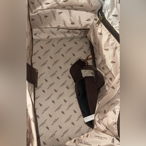 London Fog Brentwood II 20in. Duffel Travel Bag Navy Blue Brown Wide Opening NEW - Picture 7 of 8